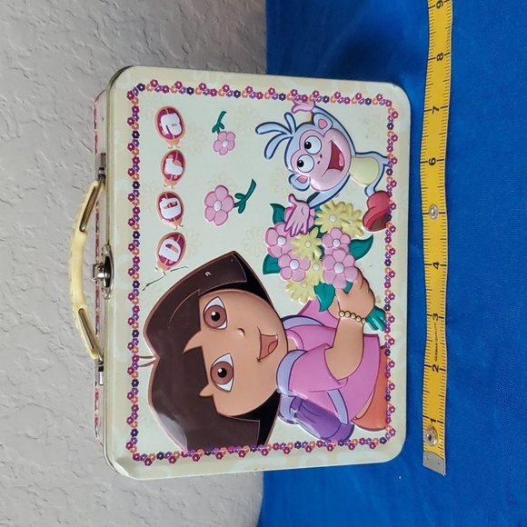 2005 Dora the Explorer tin box metal lunch box Beauty in Bloom - Picture 3 of 8